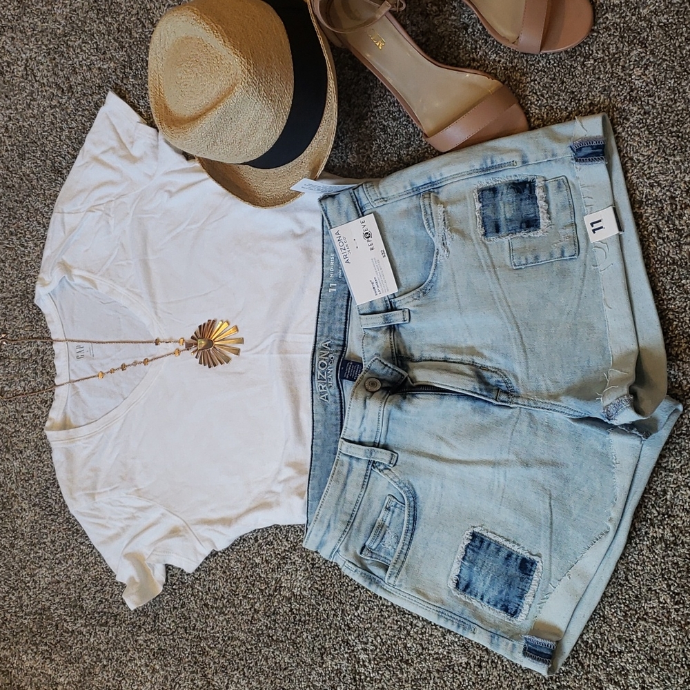 NWT Arizona distressed shorts